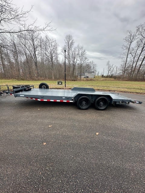 Flatbed car hauler trailer rental in London KY - 20ft steel deck, 7000lb capacity for vehicle transport