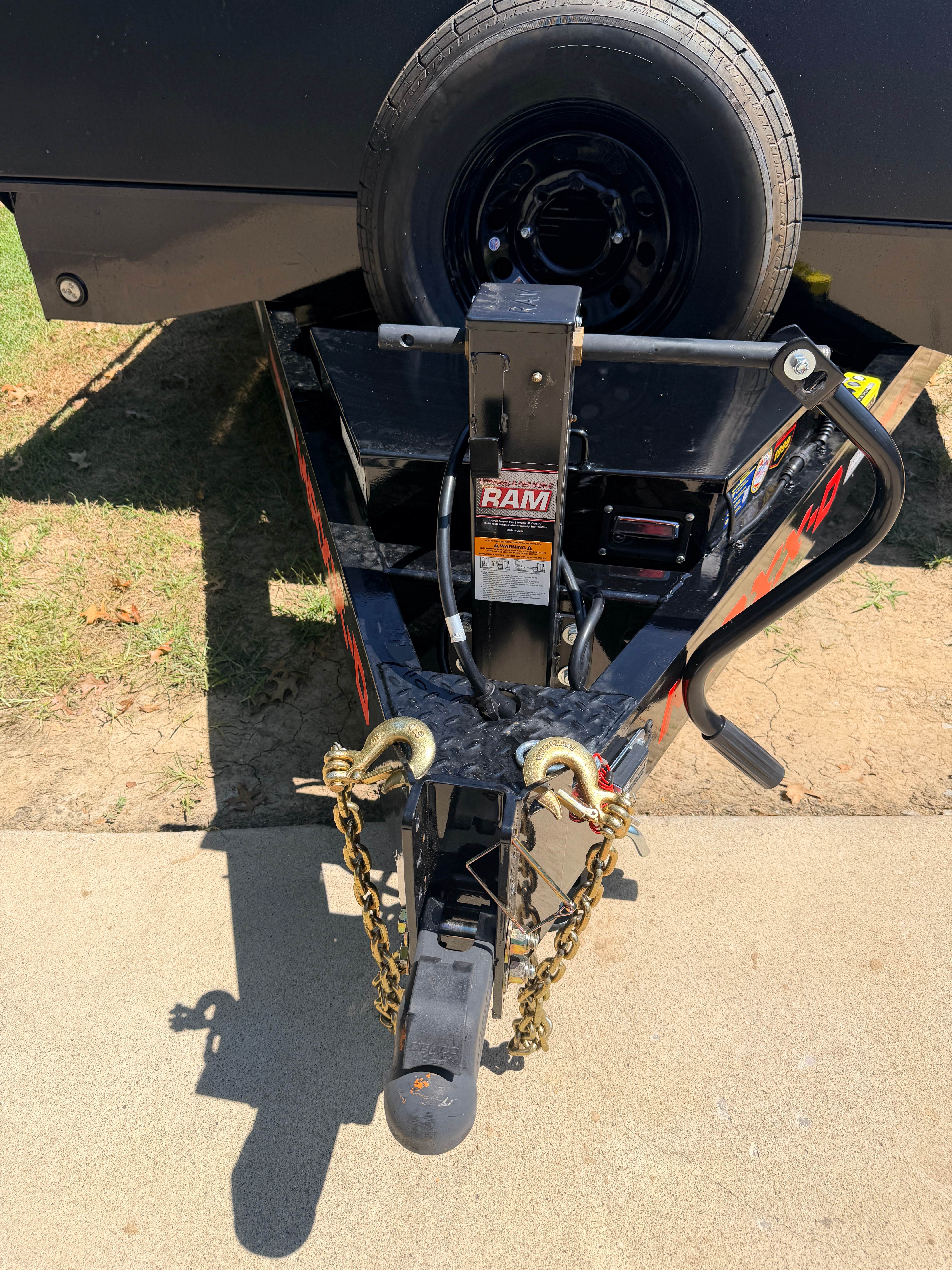 Maxx-D tilt trailer tongue detail - RAM hydraulic jack, safety chains and 2-5/16 inch coupler